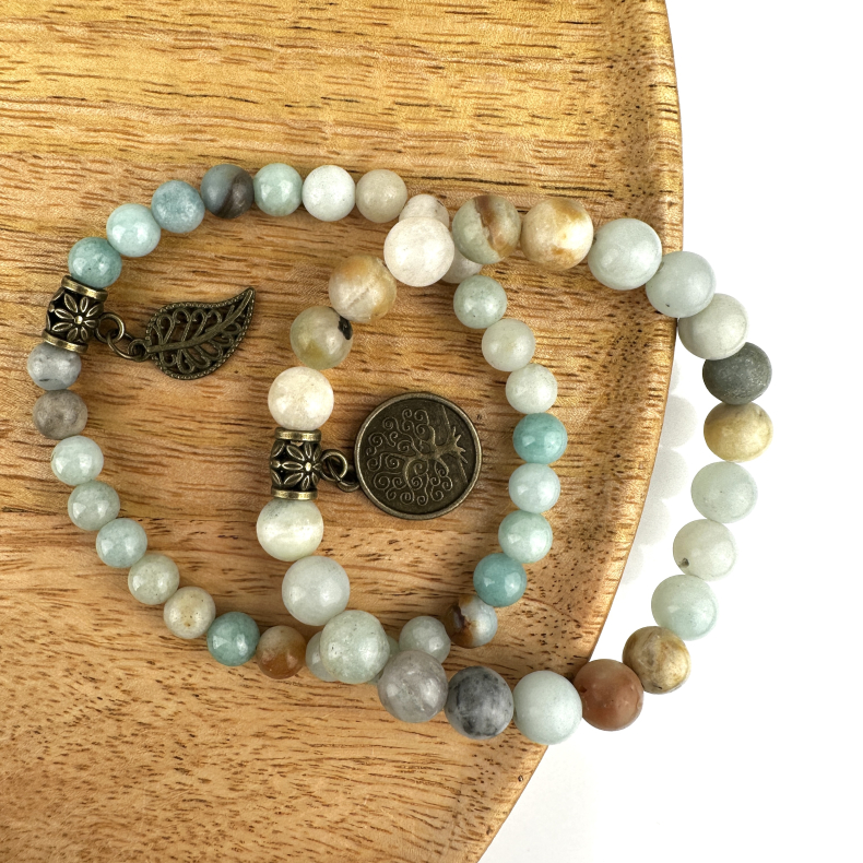 Amazonit armbnd st m. Livets tr og fjer, 6 og 8 mm perler