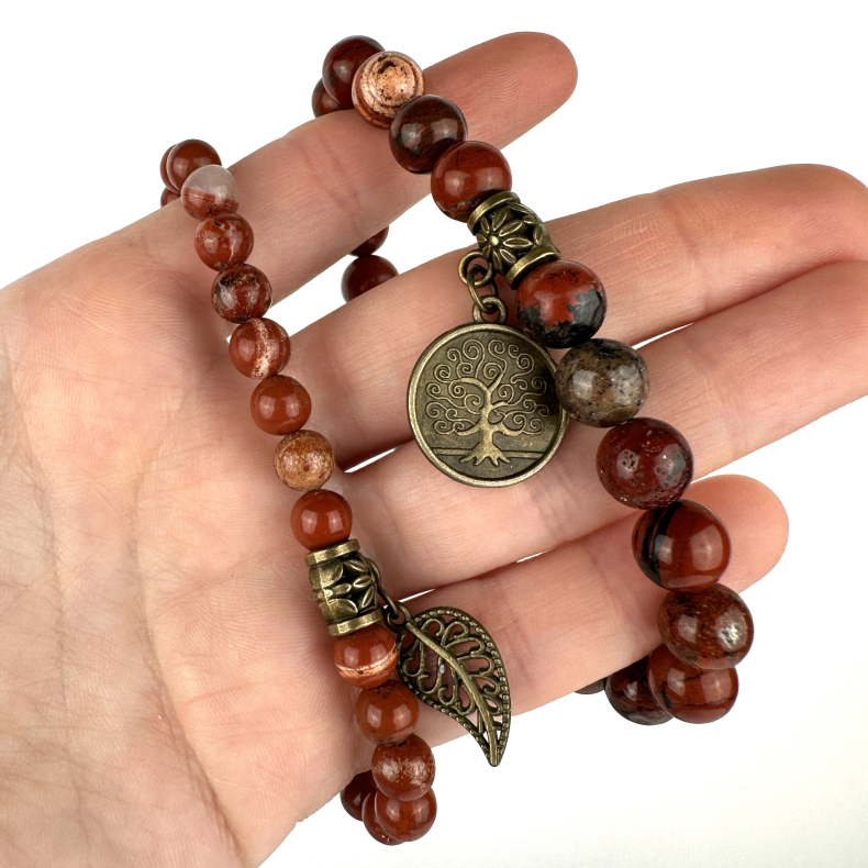 Breccie Jaspis Armbnd st m. Livets tr og fjer, 6 og 8 mm perler