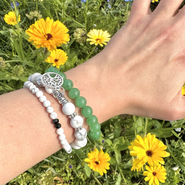 Grn Aventurin og Howlit m. Livets tr, fjer og lotus, 6 og 8 mm perler