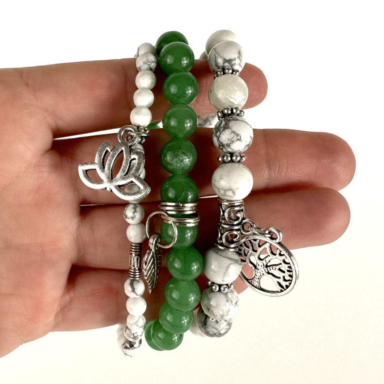 Grn Aventurin og Howlit m. Livets tr, fjer og lotus, 6 og 8 mm perler