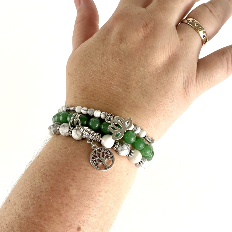 Grn Aventurin og Howlit m. Livets tr, fjer og lotus, 6 og 8 mm perler