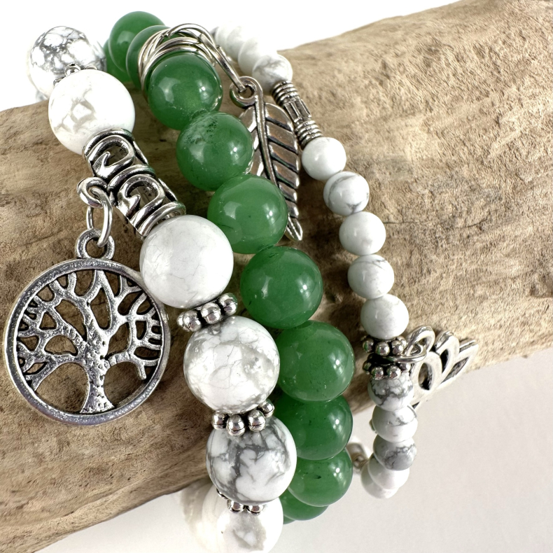 Grn Aventurin og Howlit m. Livets tr, fjer og lotus, 6 og 8 mm perler