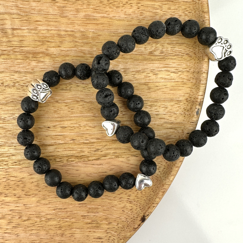 Lavasten armbnd m. pote og hjerte, 8 mm perler