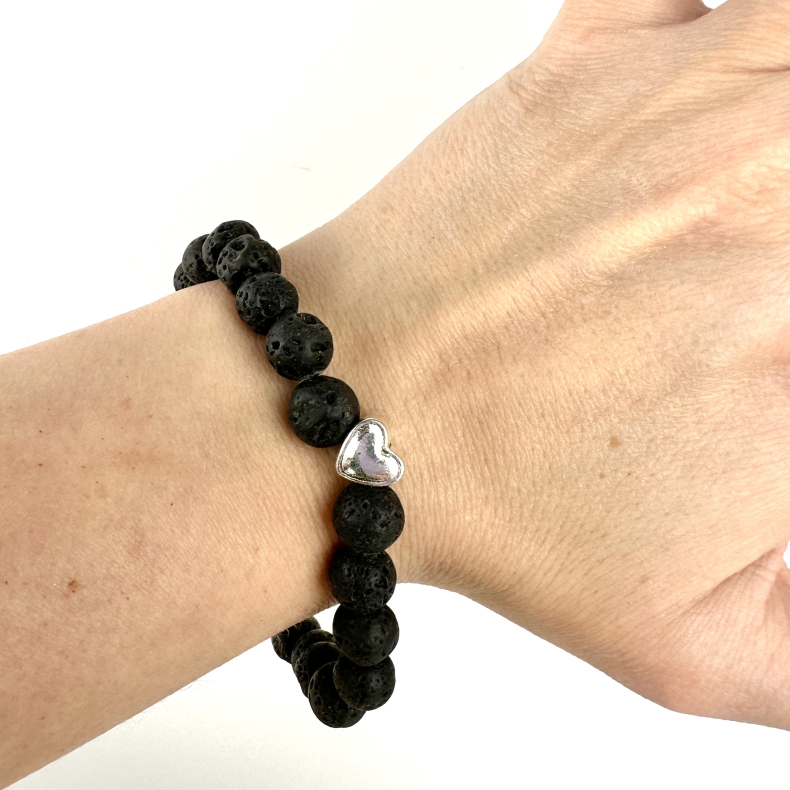 Lavasten armbnd m. pote og hjerte, 8 mm perler