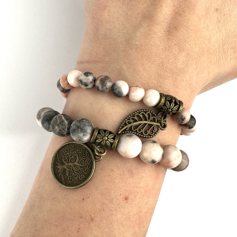 Pink Zebra Jaspis armbnd st m. Livets tr og fjer, 6 og 8 mm perler