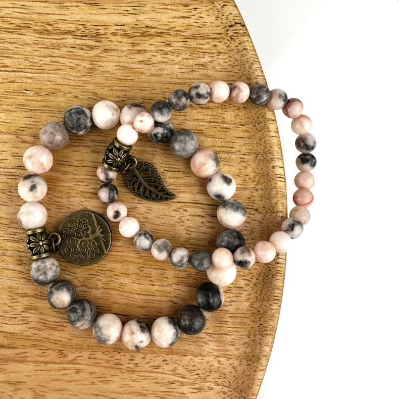 Pink Zebra Jaspis armbnd st m. Livets tr og fjer, 6 og 8 mm perler