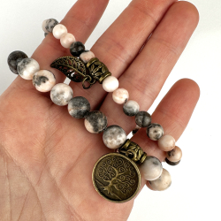 Pink Zebra Jaspis armbnd st m. Livets tr og fjer, 6 og 8 mm perler