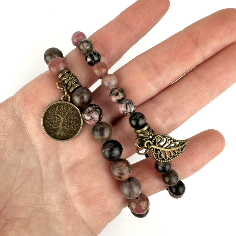 Rhodonit Armbnd st m. Livets tr og fjer, 6 og 8 mm perler