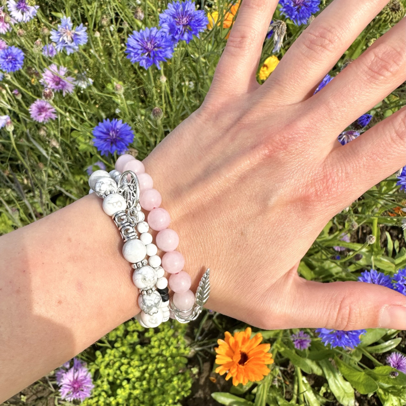 Rosakvarts og Howlit armbnd m. Livets tr, fjer og lotus, 6 og 8 mm perler