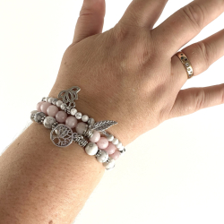 Rosakvarts og Howlit armbnd m. Livets tr, fjer og lotus, 6 og 8 mm perler