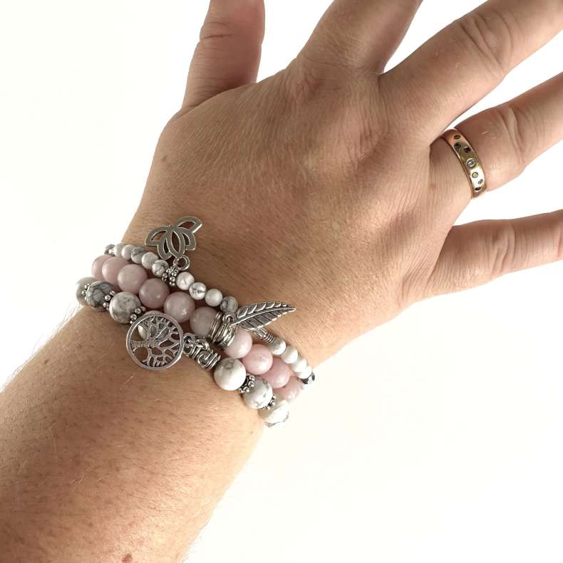Rosakvarts og Howlit armbnd m. Livets tr, fjer og lotus, 6 og 8 mm perler