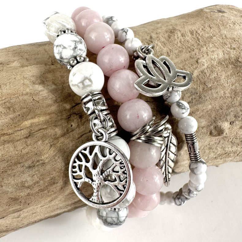 Rosakvarts og Howlit armbnd m. Livets tr, fjer og lotus, 6 og 8 mm perler