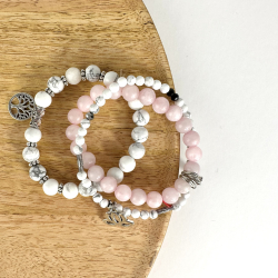 Rosakvarts og Howlit armbnd m. Livets tr, fjer og lotus, 6 og 8 mm perler