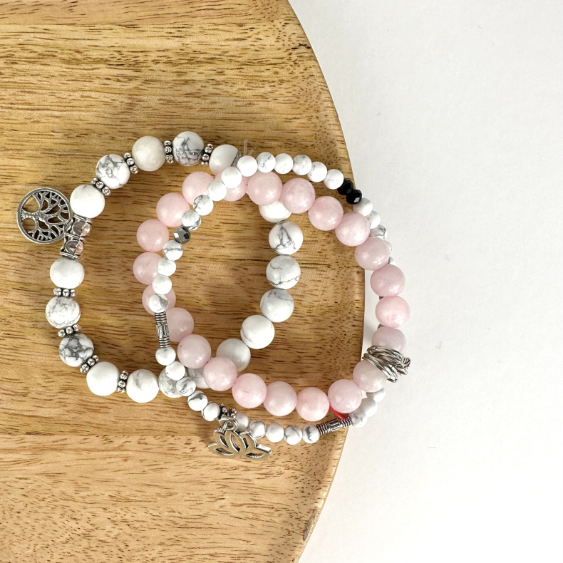 Rosakvarts og Howlit armbnd m. Livets tr, fjer og lotus, 6 og 8 mm perler