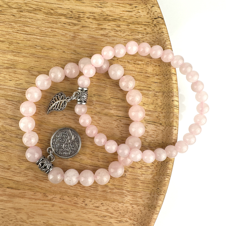 Rosakvarts armbnd st m. Livets tr og fjer, 6 og 8 mm perler