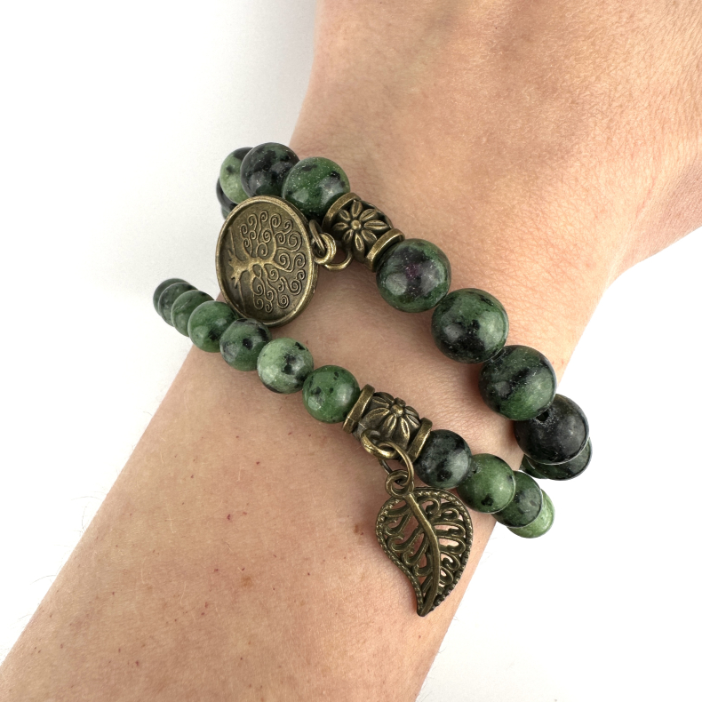 Rubin i Zoisit armbnd st m. Livets tr og fjer, 6 og 8 mm perler