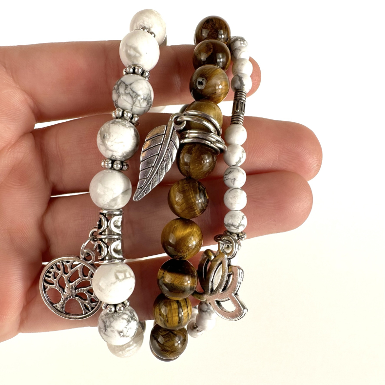 Tigerje og Howlit armbnd m. Livets tr, fjer og lotus, 6 og 8 mm perler