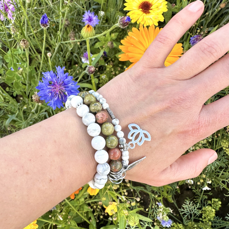 Unakit og Howlit armbnd m. Livets tr, fjer og lotus, 6 og 8 mm perler