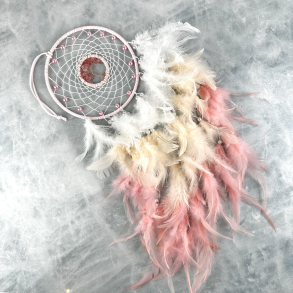 Dr�mmefanger Rosakvarts m. hvid, gul og pink fjer