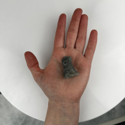 Labradorit, siddende kat 