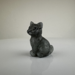 Labradorit, siddende kat 