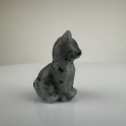 Labradorit, siddende kat 