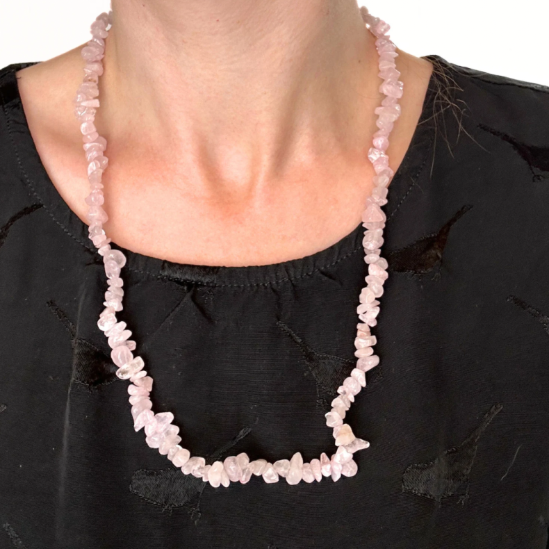 Rosakvarts halsk�de, chips