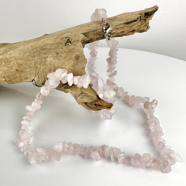 Rosakvarts halsk�de, chips