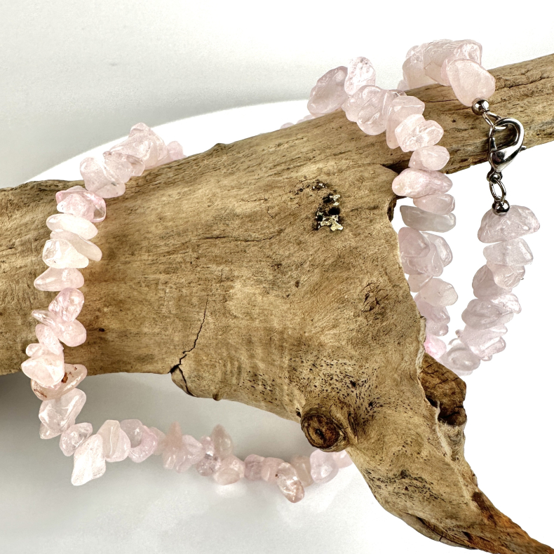 Rosakvarts halsk�de, chips