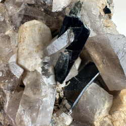 Rgkvarts, Sort Turmali og Feldspal Klynge A