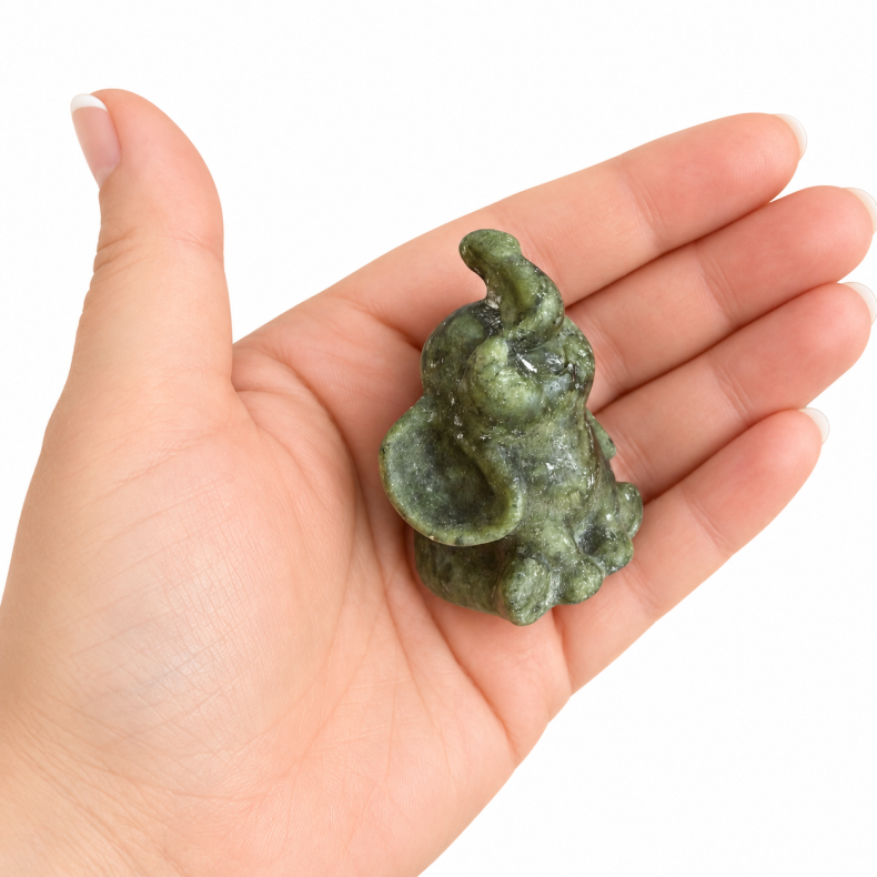 Gr�n Jade Elefant m. l�ftet snabel  