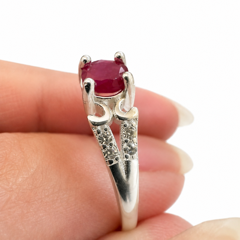 Rubin sten i s�lv ring 