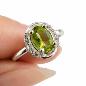 Peridot sten i s�lv ring 