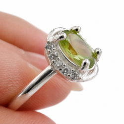 Peridot sten i s�lv ring 