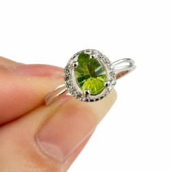 Peridot sten i s�lv ring 