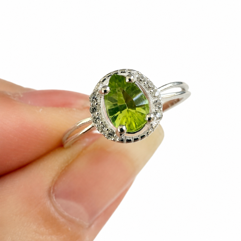 Peridot sten i s�lv ring 