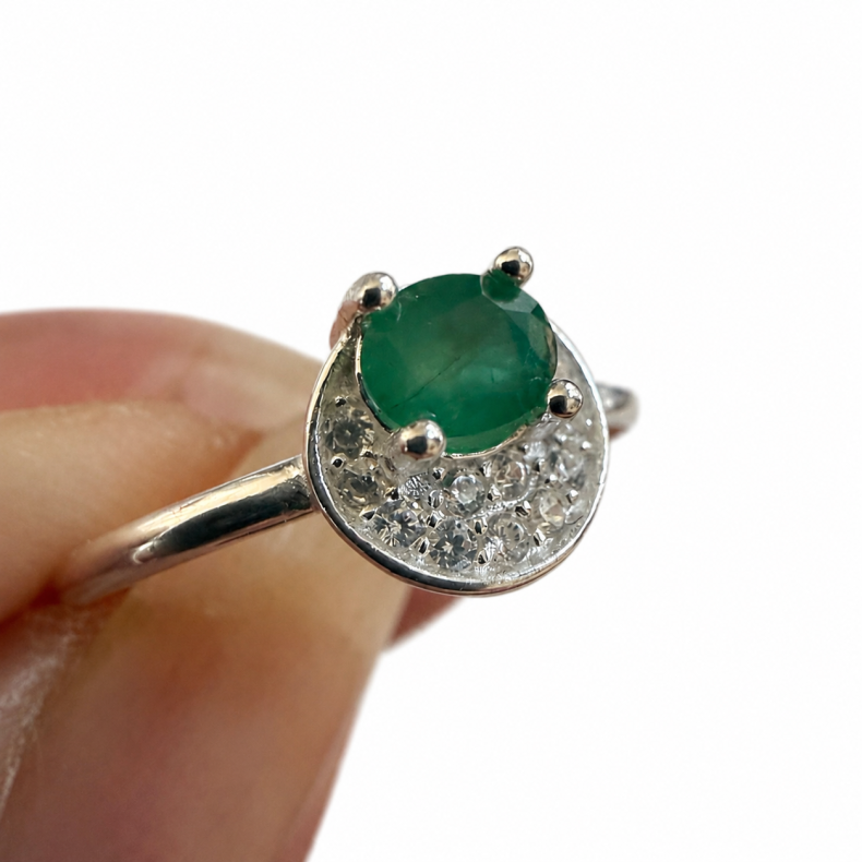 Smaragd sten i s�lv ring 