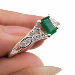 Smaragd sten i s�lv ring 