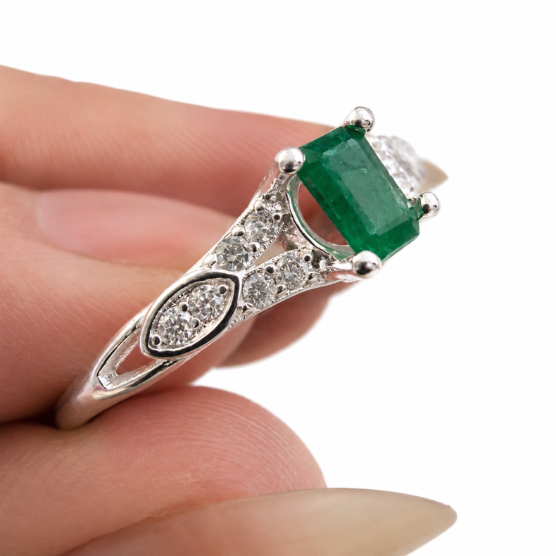 Smaragd sten i s�lv ring 