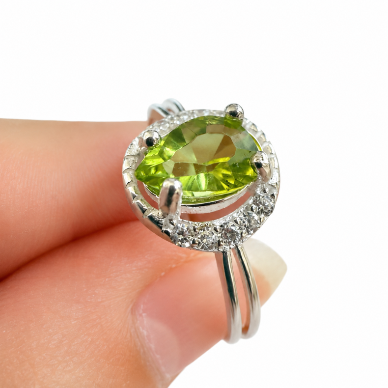 Peridot sten i s�lv ring 