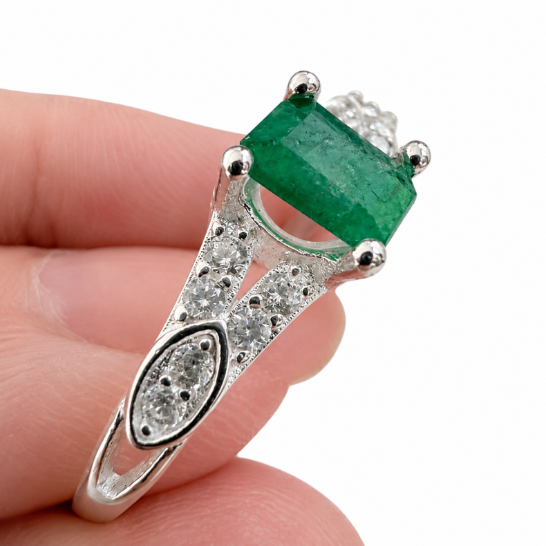 Smaragd sten i s�lv ring 