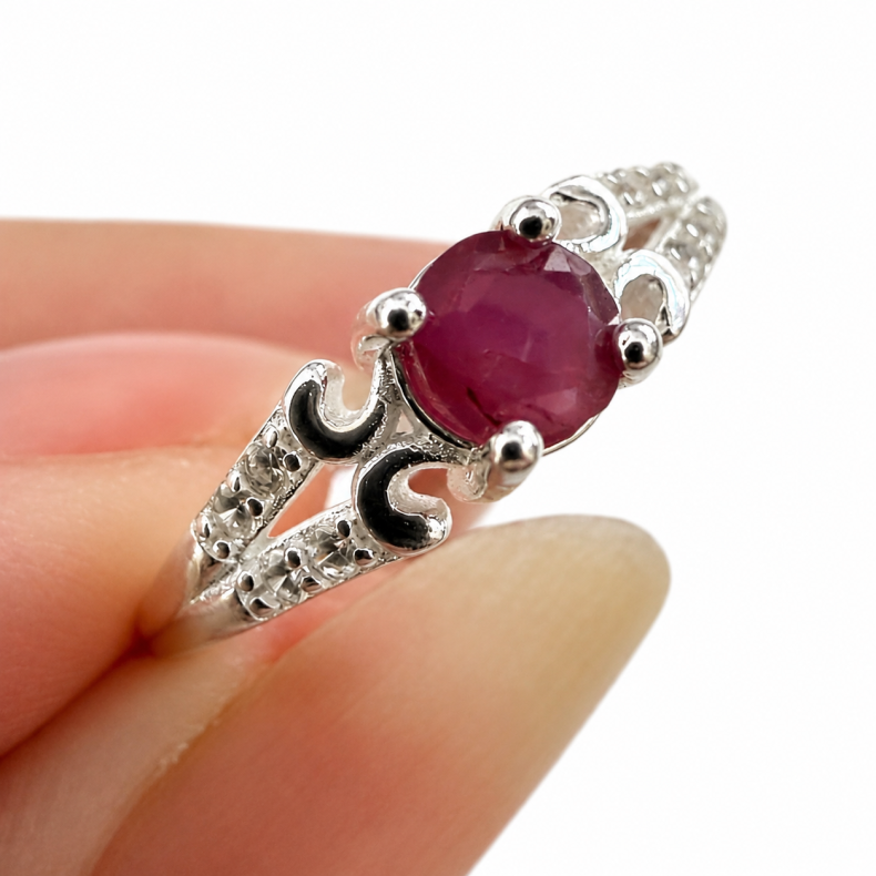 Rubin sten i s�lv ring 