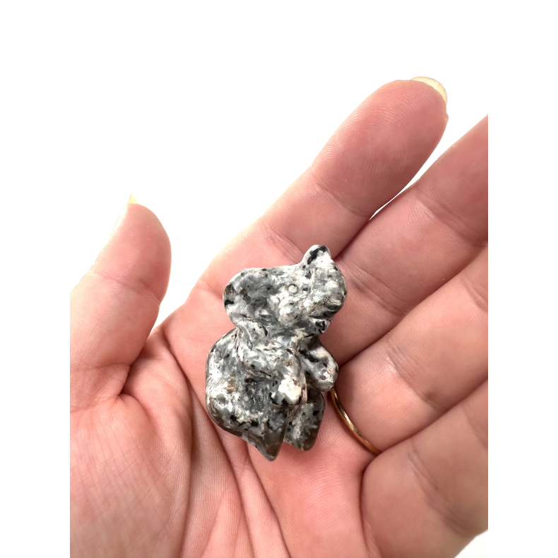 Yooperlite siddende elefant 