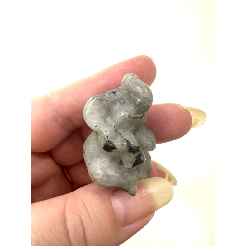 Labradorit siddende elefant 