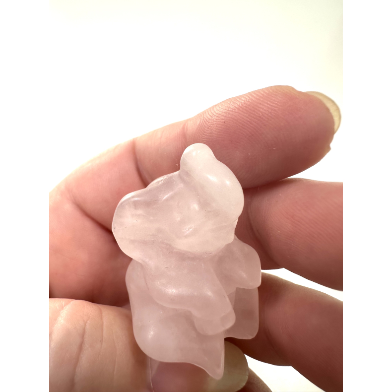 Rosakvarts siddende elefant 