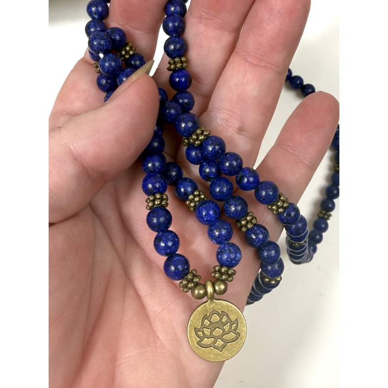 Lapis Lazuli lang halsk�de 6 mm. 