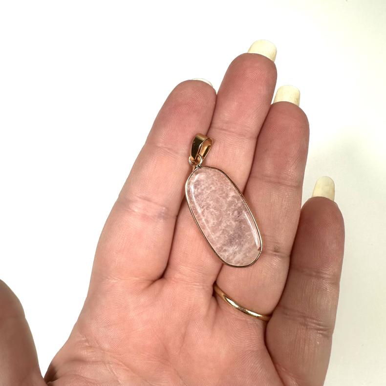 Rosakvarts vedhng  med Ldersnor 