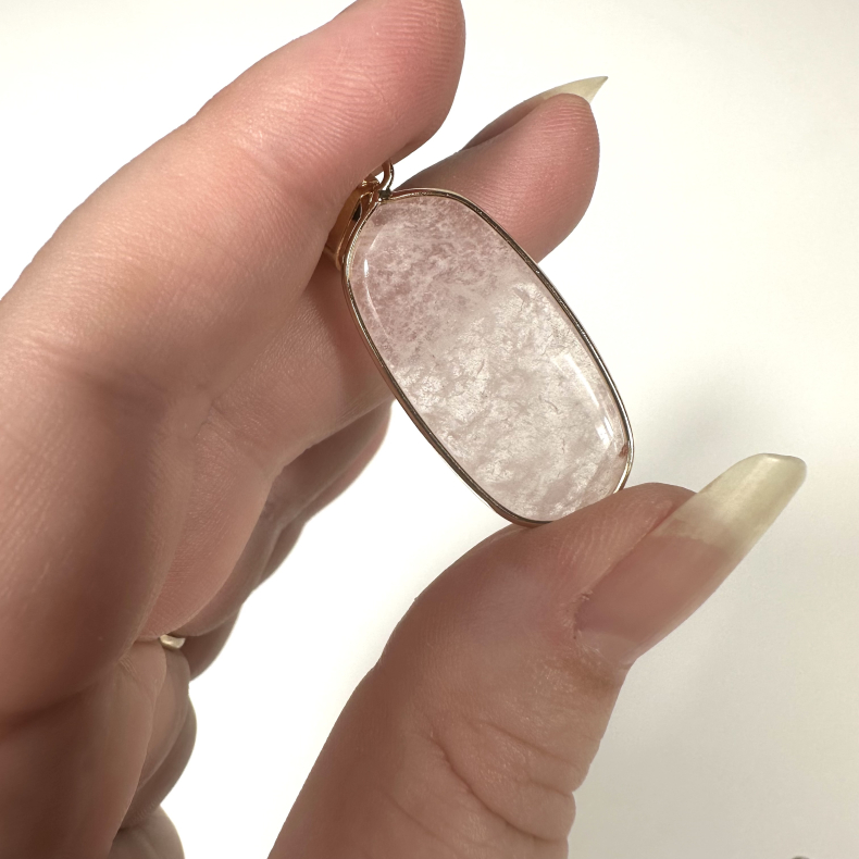 Rosakvarts vedhng  med Ldersnor 