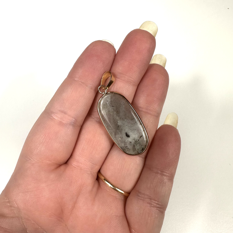 Labradorit vedhng med ldersnor 