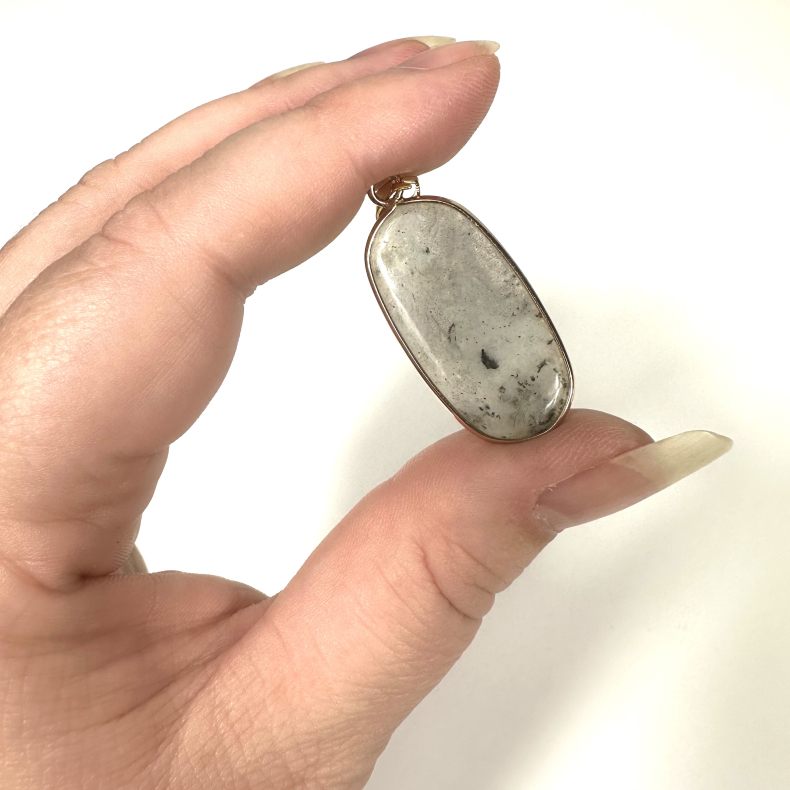 Labradorit vedhng med ldersnor 